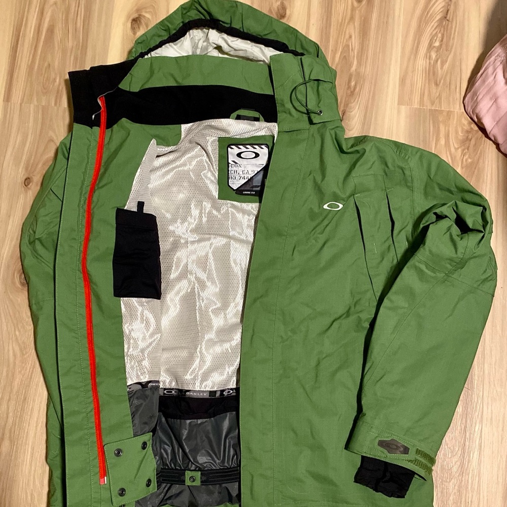 Mens Oakley snowboard jacket, cactus green.